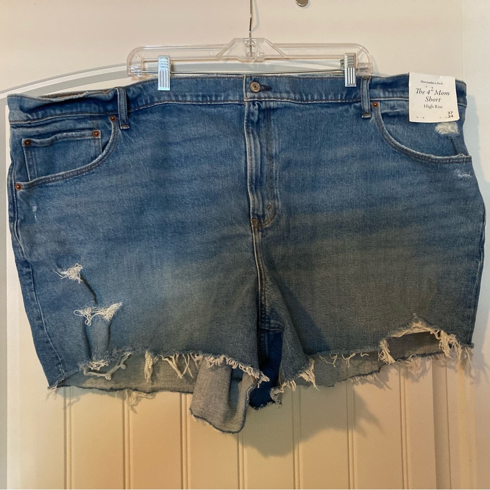 Abercrombie and Fitch 4” Mom shorts